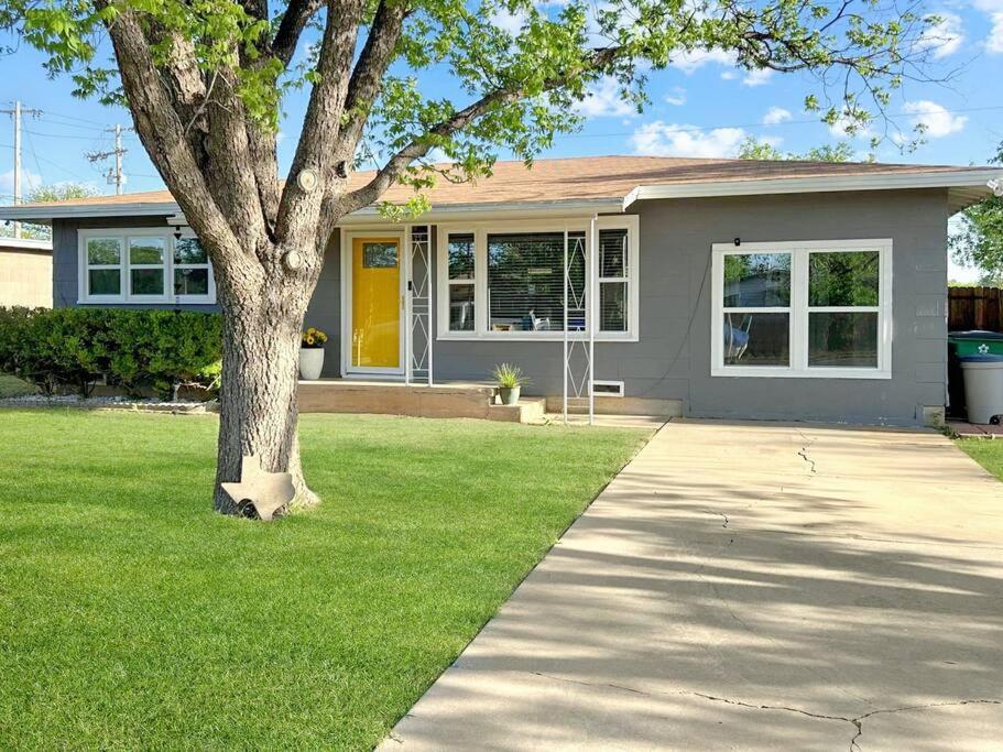 Yellow Texas Star House Blocks From Goodfellow Afb Villa San Angelo Exterior photo